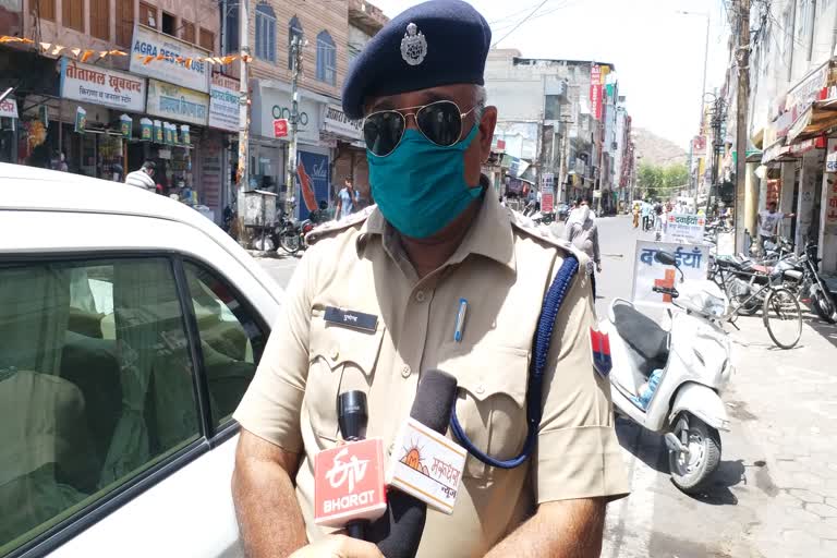 बेवजह घूमने पर पुलिस की कार्रवाई, Police action on needless roaming