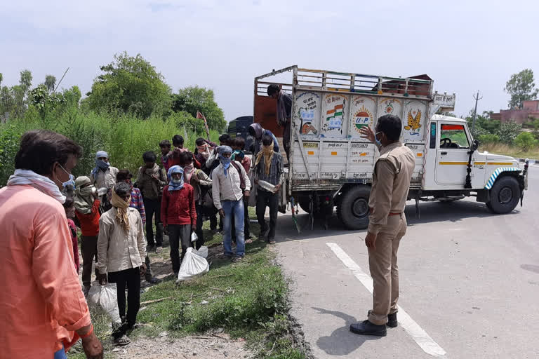 migrant laborers stopped at bareilly rampur border