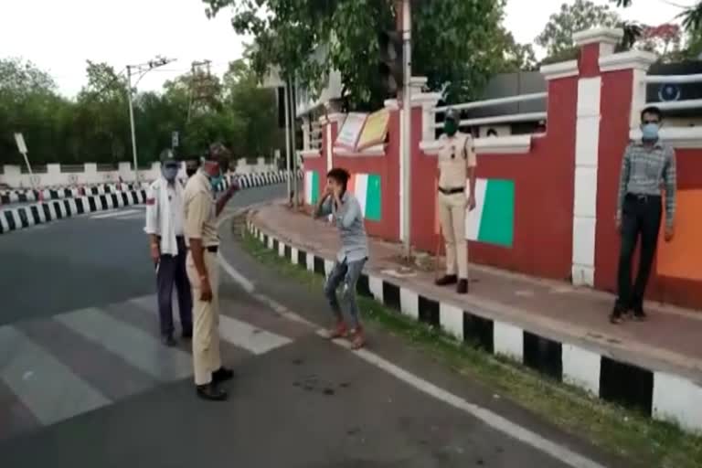 police-publicly-sit-ups-those-who-roam-on-road-unnecessarily-in-bhopal