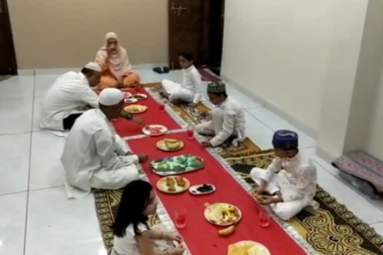 following social distance Muslim is celebrating ramzan in indore