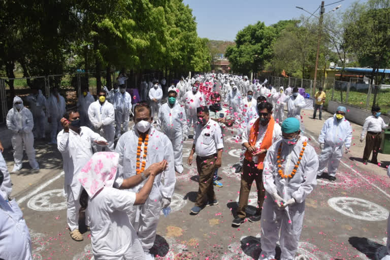 RSS in Bhopal greeted scavengers Corona warriors