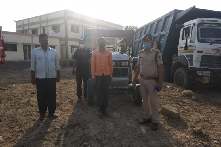 Police caught tractor while transporting illegal sand in chatarpur