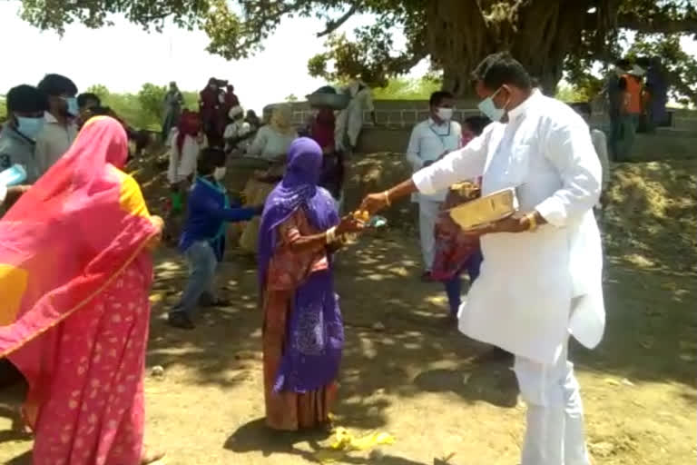 Chandrai distributed sanitizer, चांदराई ने बांटा मास्क