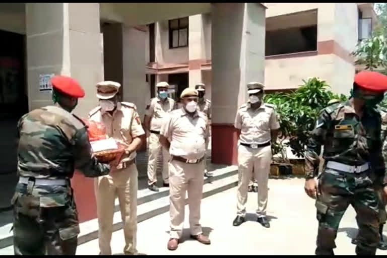 Army personnel give refreshment kit to delhi police personnel