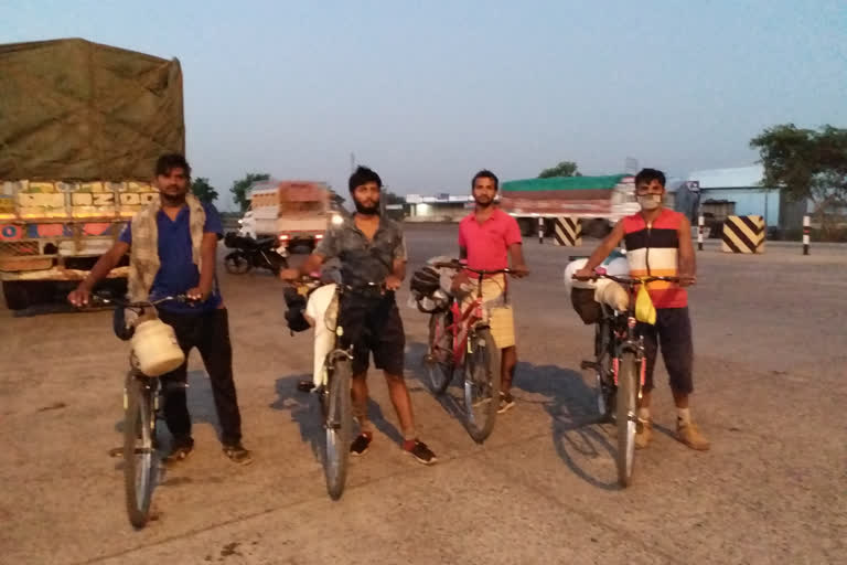 Workers traveling on foot and by bicycle