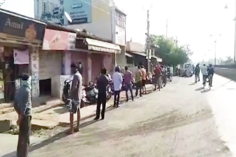 long-queues-of-people-seen-outside-the-liquor-shops-in-raipur