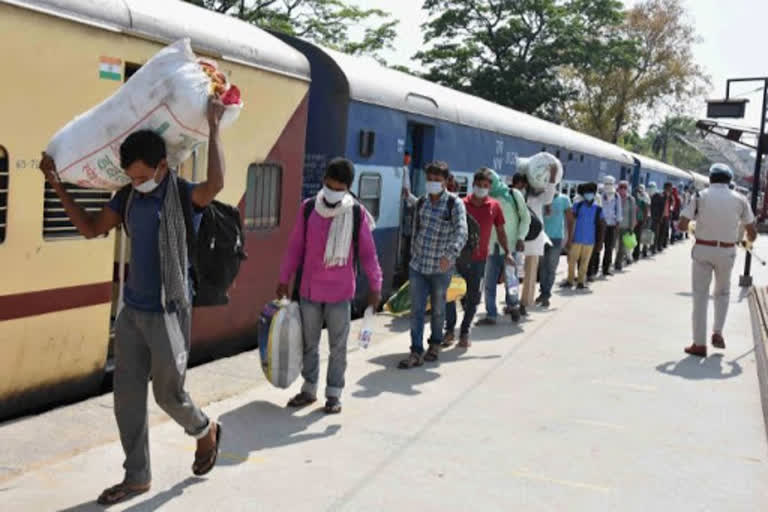 Kanpur news  Special Train carrying migrant workers reaches Kanpur  Gujarat's Sabarmati  Ministry of Railways news  Ministry of Home Affairs news  ഗുജറാത്ത്  സബർമതി  കാൺപൂർ  ഗുജറാത്തിൽ നിന്നും പുറപ്പെട്ട പ്രത്യേക ട്രെയിൻ കാൺപൂരിലെത്തി  പ്രത്യേക ട്രെയിൻ