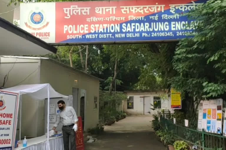 stall informing police over corona prevention installed at safdarjung police station