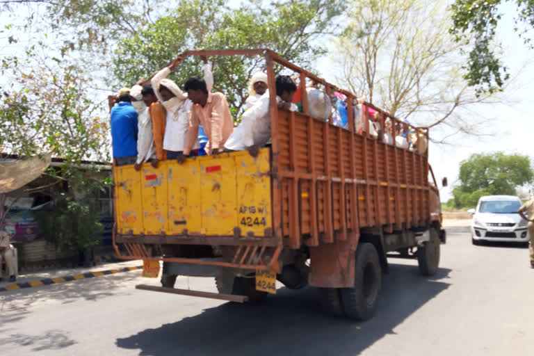 etv bharat initiative officers set up a vehicle for migrant labours