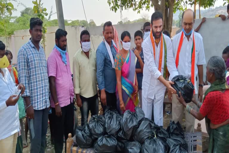 congress leaders distributed groceries in danthalapally and narsimhulapet mahabubabad