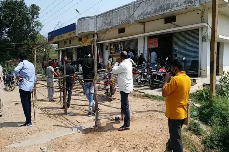 crowd-outside-liquor-store-in-gorella-pendra-marwahi