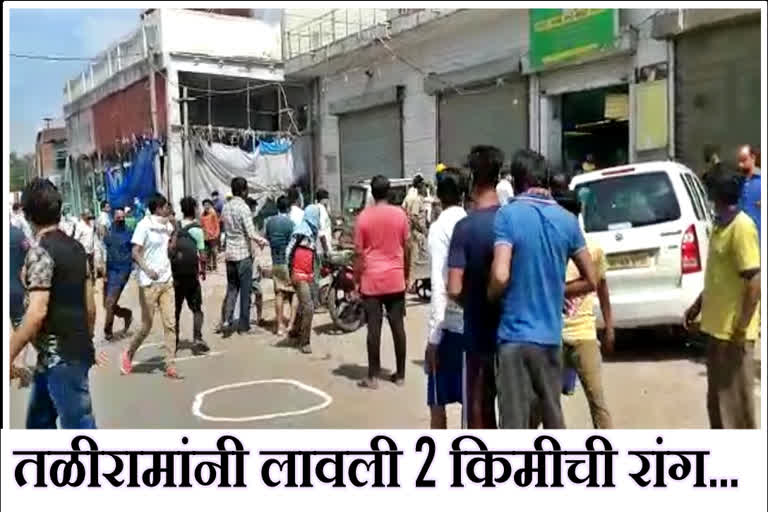 queue-outside-the-liquor-store-in-delhi