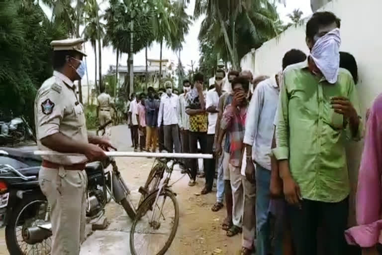 crowd at liquor shops in east godavari