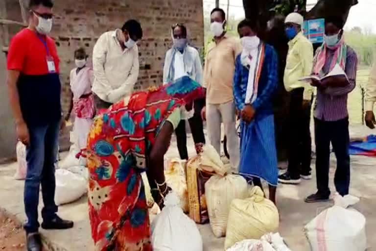 Public representative distributed ration during lockdown in Birhor village