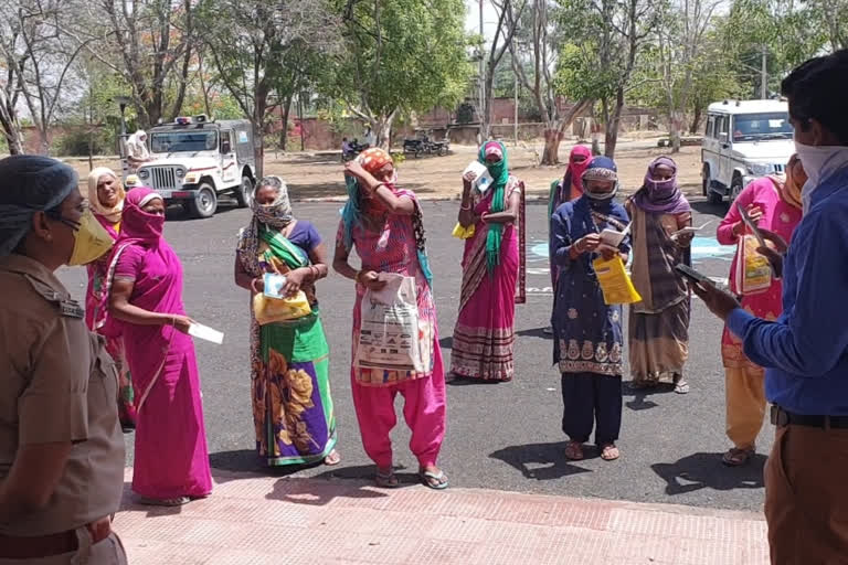 Dausa news, Woman Protested, ration material