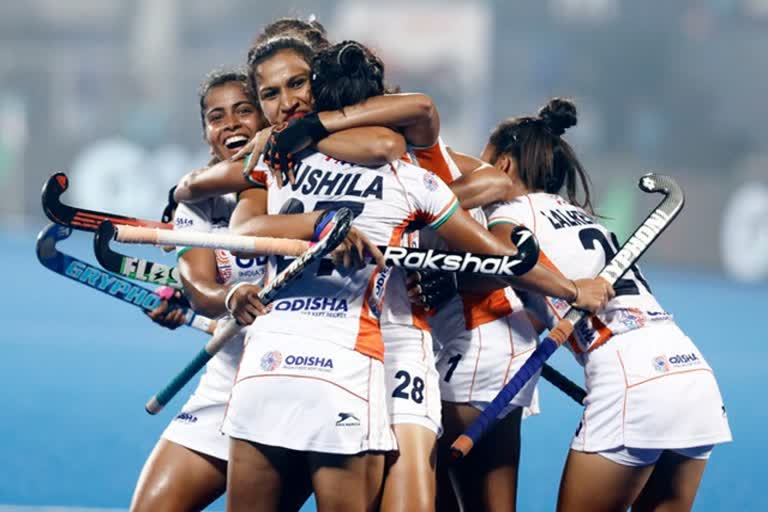 COVID-19  Coronavirus  Women's hockey team  Hockey India  Women's hockey team Rs 20 lakhs  India Women's hockey team charity  இந்திய ஹாக்கி அணி சவால்  இந்திய மகளில் ஹாக்கி அணி நிதி திரட்டல்  கரோனா பாதிப்பு, ஏழை மக்களுக்கு நிவாரணம்  இந்திய மகளிர் ஹாக்கி அணி நிதி திரட்டல்