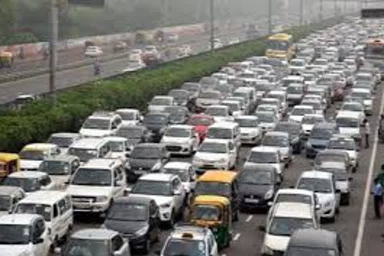 Traffic jams in Delhi  chaos at inter-state checkpoints  delhi 1st day of lockdown 3.0  ലോക്ക്‌ ഡൗണ്‍ ഇളവുകള്‍ പ്രഖ്യാപിച്ച ആദ്യ ദിനം ഡല്‍ഹിയില്‍ വന്‍ ഗതാഗതക്കുരുക്ക്  ലോക്ക്‌ ഡൗണ്‍  ലോക്ക്‌ ഡൗണ്‍ ഇളവുകള്‍  ഡല്‍ഹിയില്‍ വന്‍ ഗതാഗതക്കുരുക്ക്