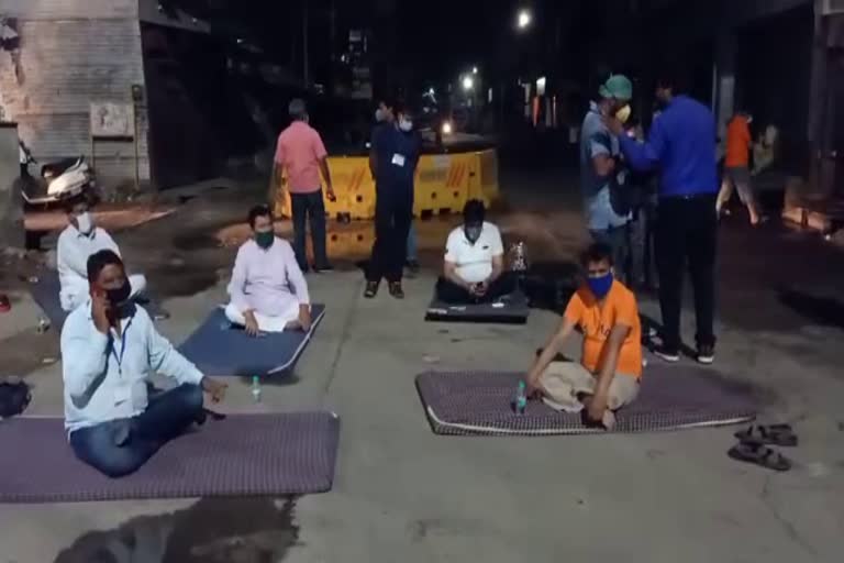 धरने पर बैठे विधायक,  MLA sitting on strike