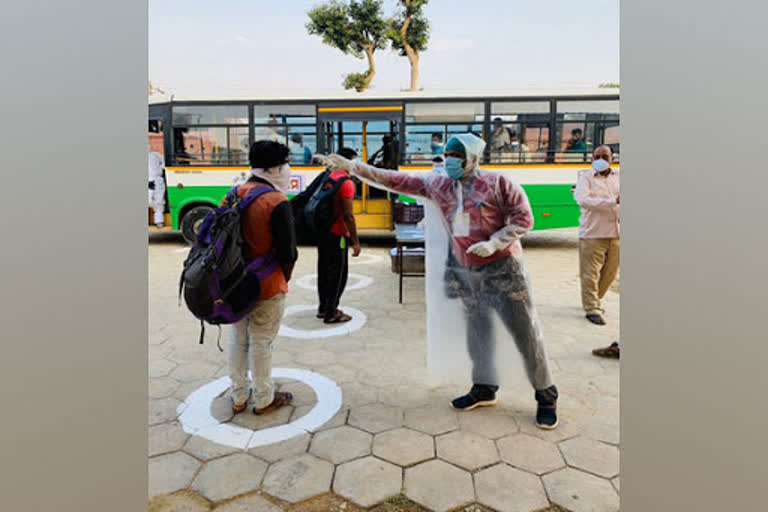 B.S. Yediyurappa  KSRTC  K'taka extends free bus ride for migrant workers till May 7  Bengaluru  കർണാടക സർക്കാർ  കർണാടക  ബെംഗളുരു  മെയ് ഏഴ് വരെ സൗജന്യ ബസ് സർവീസ് തുടരും  ലോക്ക് ഡൗൺ