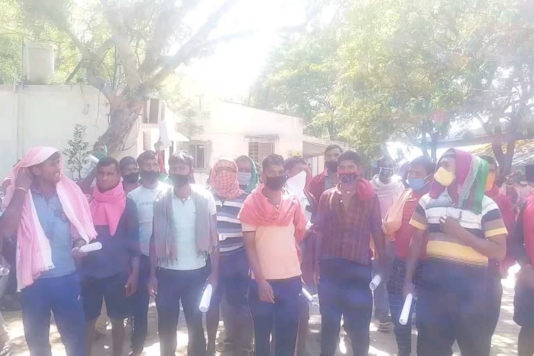 migrant workers gather outside Amravati Collectorate