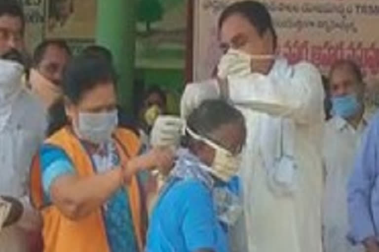 minister errabelli dayakar rao masks distribution in warangal rural district