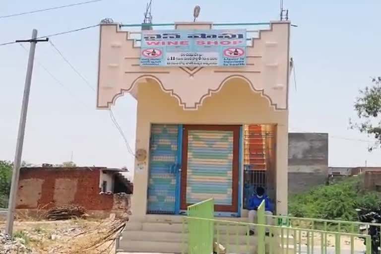 heavy rush infront of wine shops in rayachoti  kadapa district