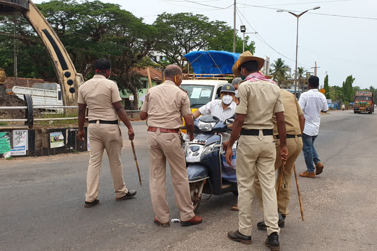 ಲಾಕ್​​ಡೌನ್​​ ಮುಂದುವರಿಕೆಯ ಮಧ್ಯೆ ರಸ್ತೆಗಿಳಿದ ಭಟ್ಕಳದ ಜನತೆ