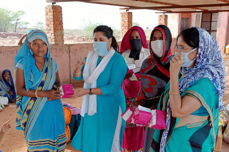 विकास अधिकारी ने बांटे सैनिटरी पैड, करौली में सैनिटरी पैड वितरण, Sanitary pad distribution in karauli, Development officer distributed sanitary pads