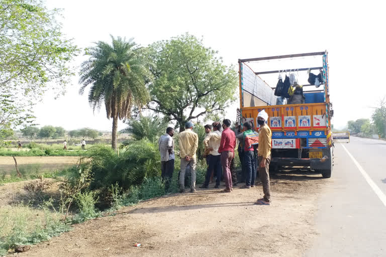 workers-camped-on-the-border-of-uttar-pradesh-in-chhatarpur