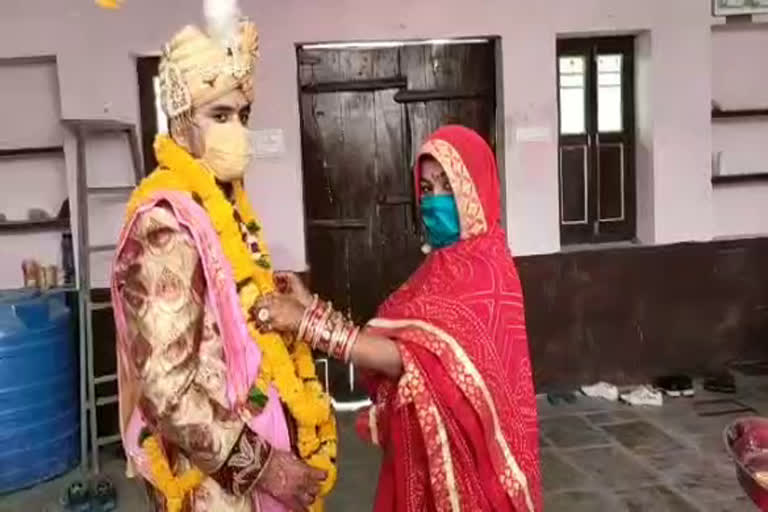 उदयपुर में सोशल डिस्टेंसिंग फॉलो कर लिए सात फेरे, Social distancing seen during wedding in Udaipur