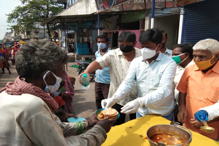 MLA representative distributed food and sanitizer to needy people in dhanbad