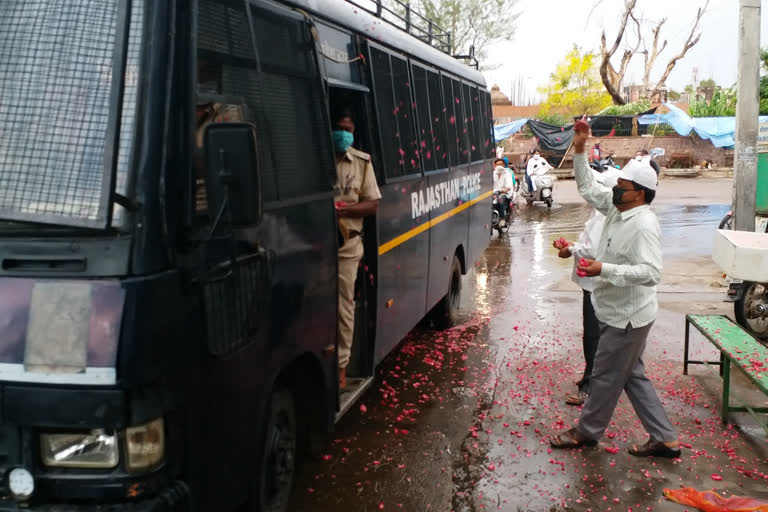 पुलिस के काफिले पर पुष्प वर्षा,  Flower rain on police convoy