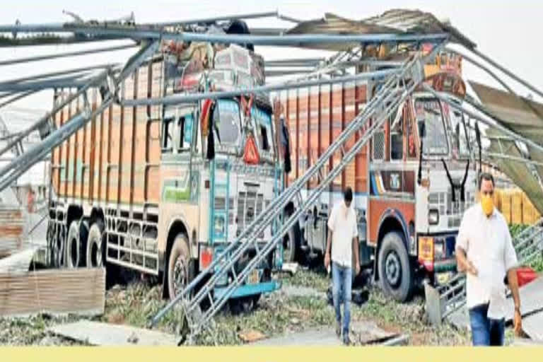 The collapsed koheda fruit market