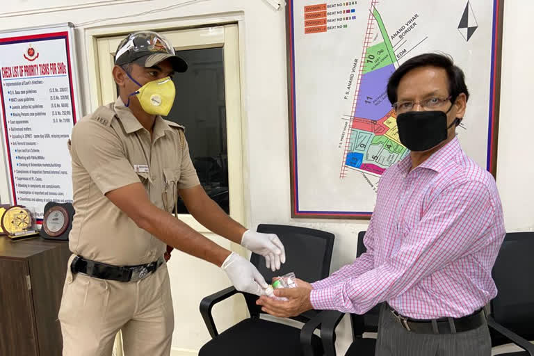 madhu vihar constable shravan delivered medicines to the old man