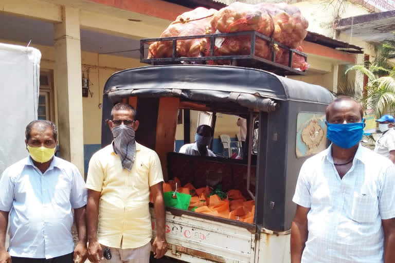 'कमाई नसली तरी भुकेल्यांच्या तोंडी घास भरवू,' शेतकऱ्याकडून गोरगरिबांना २ टन भाजीचे वाटप