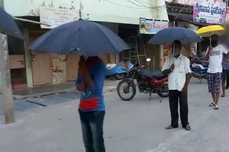 social distancing at liquor shops  liquor shops in Guntur  liquor shops during lockdown  COVID-19  coronavirus pandemic