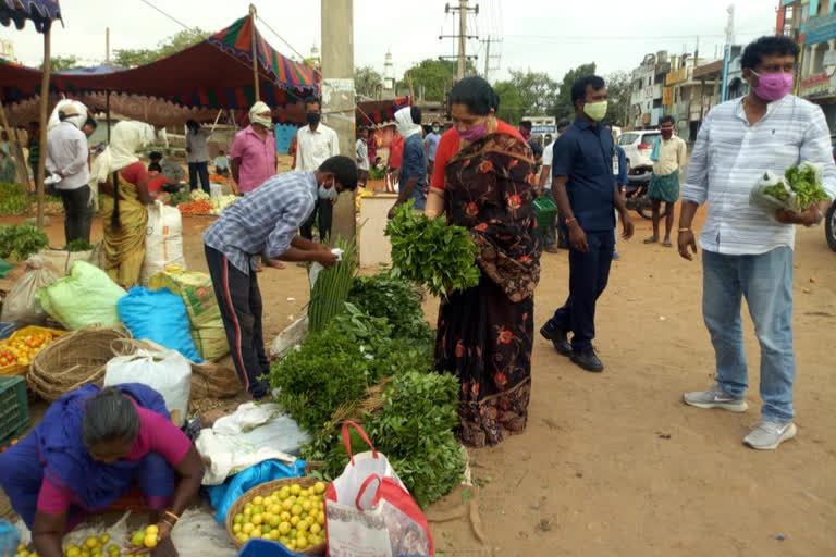 Minister Satyavati Rathod bought vegetables in Mahabubabad himself