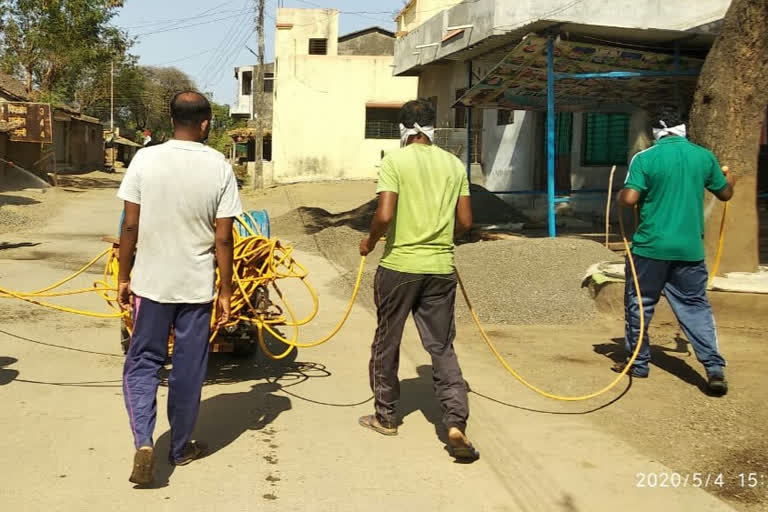 कोरोनाबाधिताच्या संपर्कातील 15 जण क्वारंटाईन; गावात निर्जंतुकीकरण व फवारणी