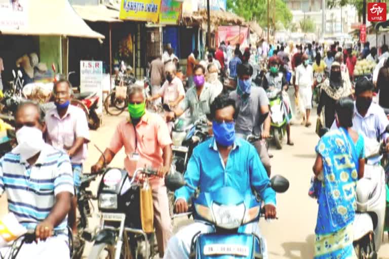 சிவப்பு மண்டலத்தில் இருக்கும் மக்கள் கூட்டம் கூட்டமாக தகுந்த இடைவெளியை பின்பற்றாமல் செல்லும் காட்சி