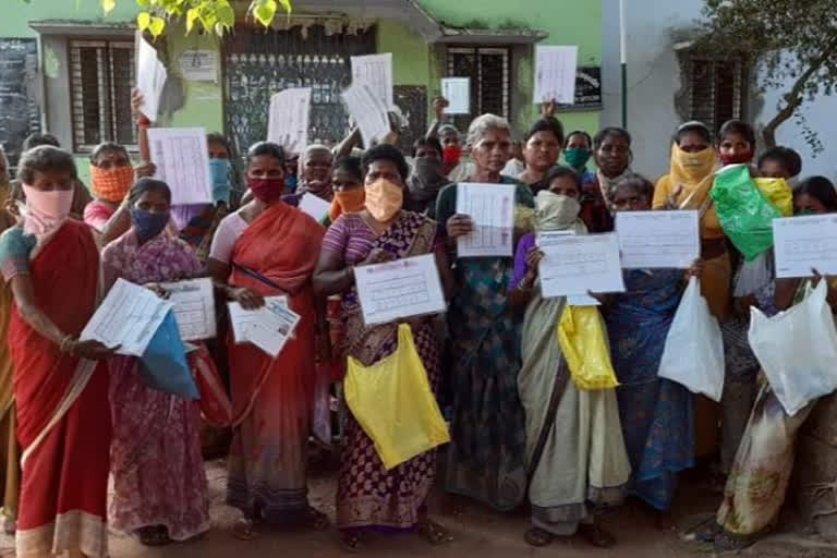 rationcard holders protest at yellandu for money in lock down