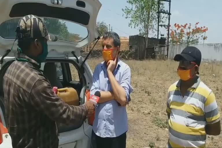 Farmers feeding food to laborers