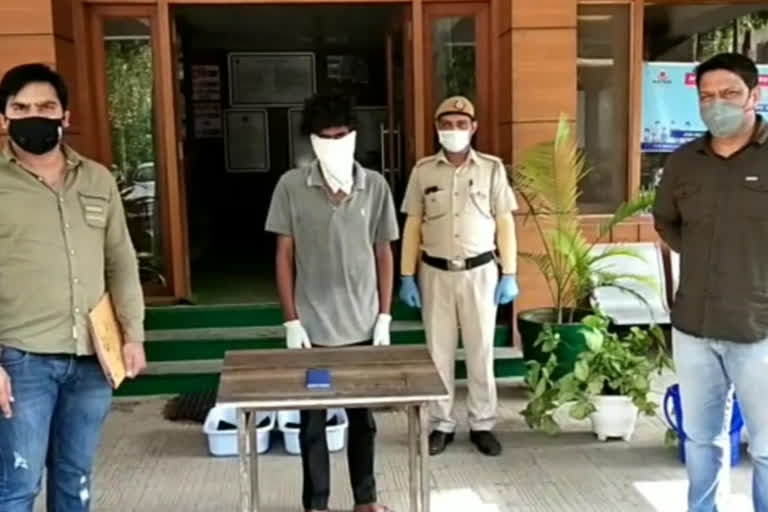 vikaspuri police arrest thieves one mobile phone recovered