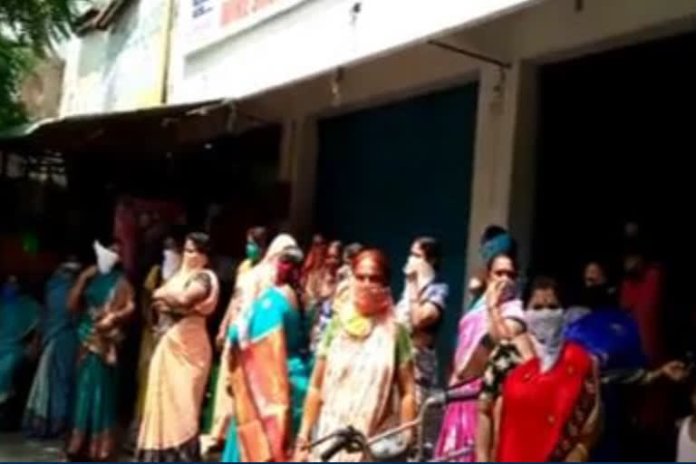 women protest against wine shops in vizag