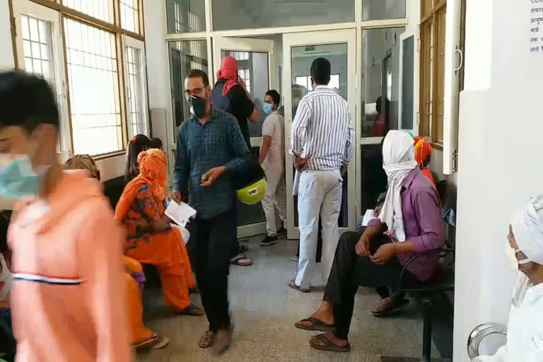 Social distancing is not being done in Palwal Hospital