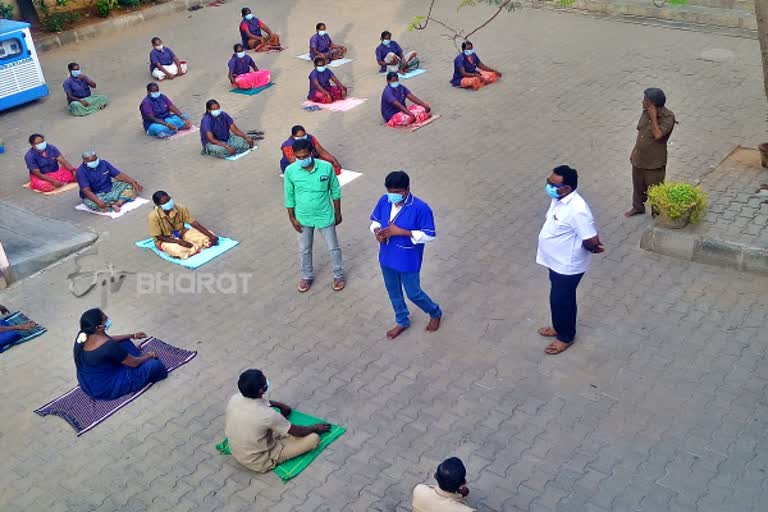 தூய்மை பணியாளர்களுக்கு யோகா பயிற்சி