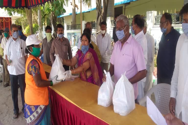 nizamabad-mayor-helped-food-items-in-nizamabad-town