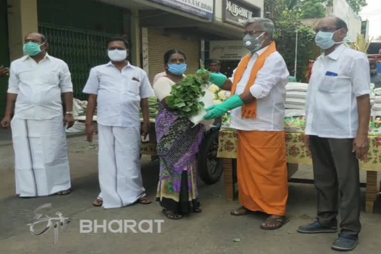 பொதுமக்களுக்கு நிவாரணம் வழங்கிய அமைச்சர்