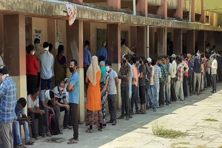 crowd-for-issuing-medical-certificates-in-solapur