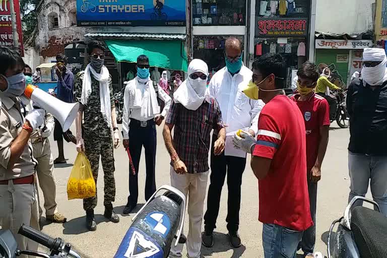 Crowd in markets