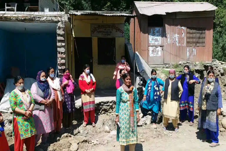 women protest against wineshop